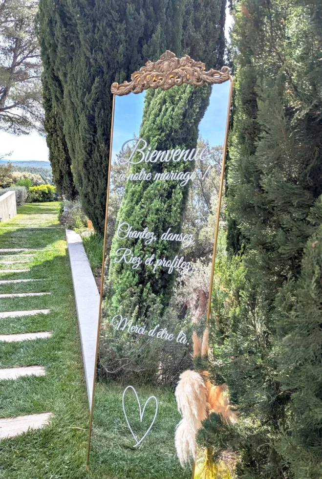 Miroir mariage doré sur pied en location