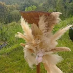 Décoration florale de pupitre pour une cérémonie élégante