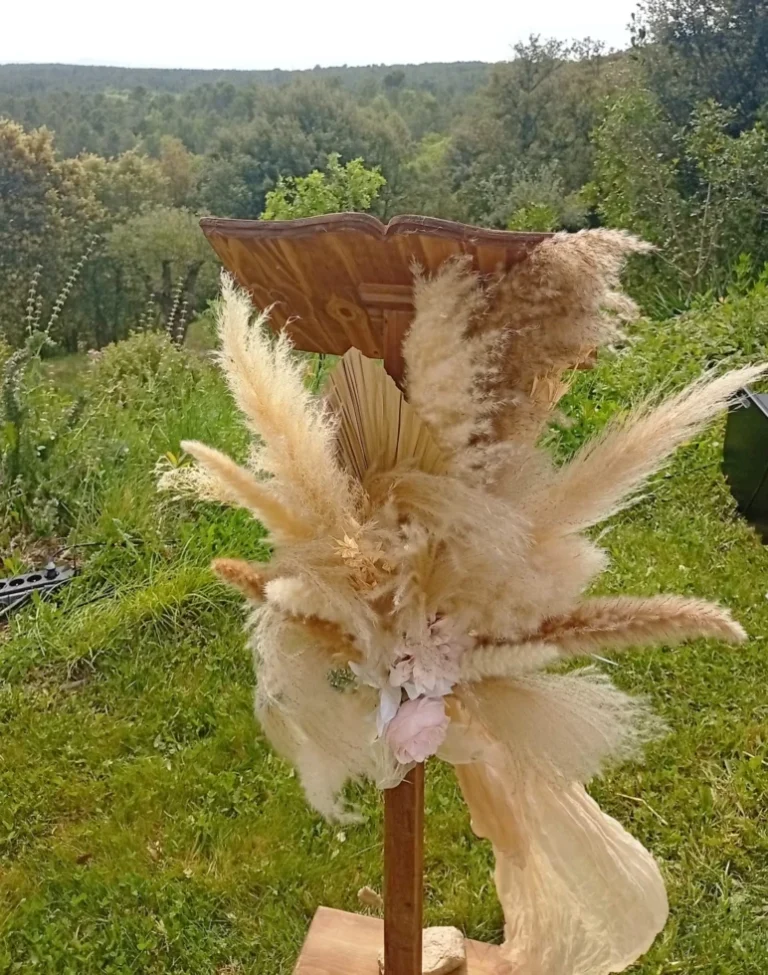 Décoration florale de pupitre pour une cérémonie élégante