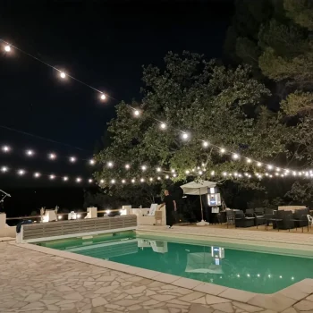 guirlande guinguette au dessus d'une piscine