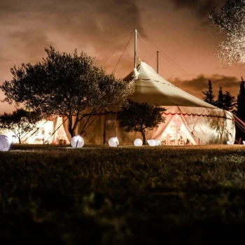 Chapiteau de cirque vue la nuit éclairage guirlande