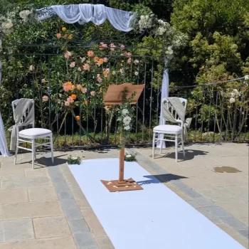 Bouquets d'arche de fleur de mariage vu sur allée de mariage