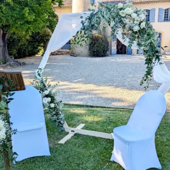 Arche hexagonale originale de mariage en bois, voilage blanc et décoration florale en bouquet et création florale sur mesure.