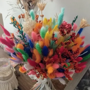 Bouquet de fleurs séchées multicolores pour décoration de mariage bohème dans le Var, avec lagurus, statice et textures naturelles.
