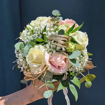 Bouquet de marié rond, romantique, roses, gypsophile.