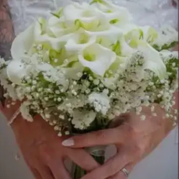 Bouquet de mariée élégant composé de callas blancs et gypsophile, style chic et naturel pour mariage dans le Var.