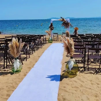 Cérémonie laïque sur la plage de La Londe-les-Maures, arche décorée de pampas et chaises disposées face à la mer.