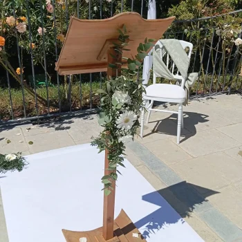 Pupitre de cérémonie en bois an location sur son allée en moquette blanche
