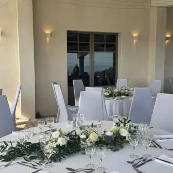 Décoration de table mariage en tresse florale blanche avec feuillage frais, au restaurant Le Petoulet à Carqueiranne dans le Var.