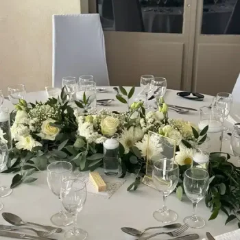 Centre de table floral blanc et vert pour réception de mariage au restaurant Le Petoulet à Carqueiranne (83320), style naturel et épuré.