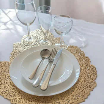 Vaisselle de mariage chic et harmonieuse à 4 euros par personne – kit avec flûte, verre à vin, couverts et assiettes sur une table dressée